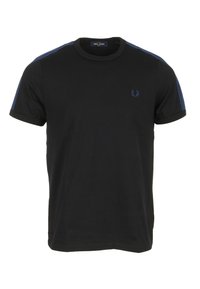 Maglietta in cotone nera con collo rotondo, maniche corte e strisce accentate blu. Caratterizzata da un piccolo logo ricamato sul petto a sinistra.