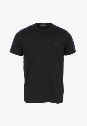 Zwart katoenen T-shirt met ronde hals, korte mouwen en blauwe accentstrepen. Heeft een klein geborduurd logo op de linkerborst.