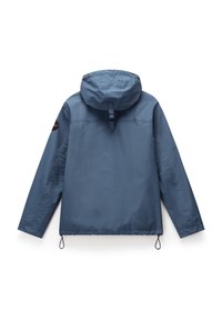 Chaqueta azul resistente al agua con capucha, que cuenta con cordones ajustables y un parche con el logo en la manga izquierda. Textura suave, diseño liviano.