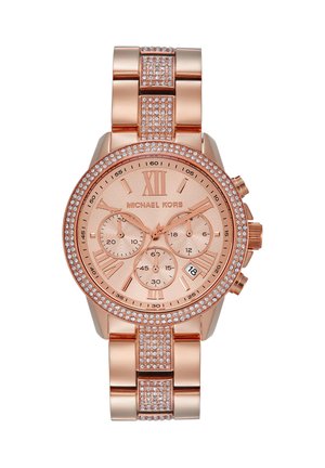 Reloj de pulsera Michael Kors en oro rosa con bisel y correa adornados con cristales, números romanos, tres subesferas y pantalla de fecha a las 4 en punto.