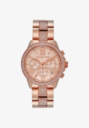 Zegarek na rękę Michael Kors z różowego złota z bezelem i paskiem wysadzanymi kryształami, rzymskimi cyframi, trzema małymi tarczami i wyświetlaczem daty o godzinie 4.