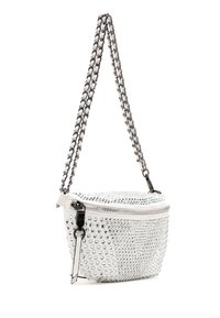 Bolso de cuero sintético blanco con tachuelas plateadas, cierre de cremallera y correa de cadena plateada. Forma redondeada con superficie texturizada y tirador decorativo de cremallera.