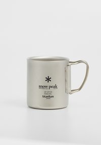 Mug en titane avec un design à double paroi, forme cylindrique, finition argentée brossée et une poignée robuste. Présente un marquage imprimé sur le côté.