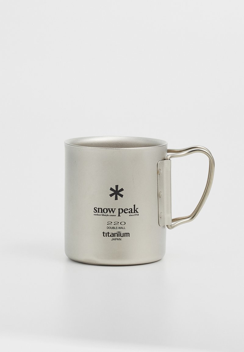 Titanbecher mit doppelwandigem Design, zylindrischer Form, gebürsteter silberner Oberfläche und einem stabilen Griff. Verfügt über einen bedruckten Markenaufdruck an der Seite.