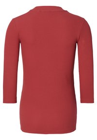 Blusa de manga longa em cor ferrugem, com textura canelada, design ajustado e um tecido suave e liso. Apresenta um colarinho clássico e uma bainha reta.
