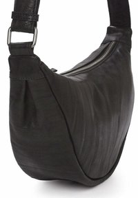 Bolso de hombro de cuero negro con forma curva, textura suave y un detalle en cremallera plateada contrastante en un lado. Correa ajustable.