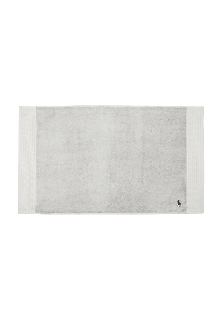 Grau Baumwollbadetuch, rechteckige Form, weiche Textur, mit geripptem weißen Akzent und kleinem schwarzen Logo in der unteren Ecke.