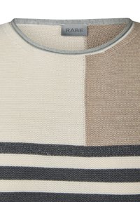 Der Strickpullover verfügt über einen runden Ausschnitt, ein Blockfarben-Design in Beige, Hellgrau und Creme, mit dunkelgrauen horizontalen Streifen am unteren Rand.