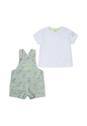 Camiseta blanca de manga corta para bebé con texto "baby active" en la manga, combinada con peto corto de temática safari en verde claro con bolsillo frontal.