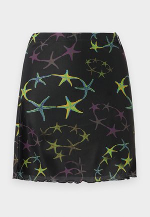 Minifalda negra con patrones de estrellas de mar coloridas dispuestas en círculos, con un dobladillo ligeramente fruncido y una pequeña abertura lateral.
