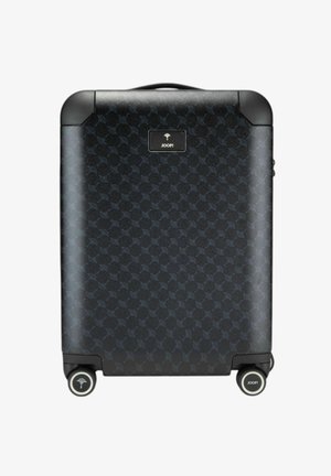 Zwarte harde koffer met een geometrisch patroon, een logoplaatje en vier wielen voor mobiliteit. Gestructureerd oppervlak met stevige accenten.