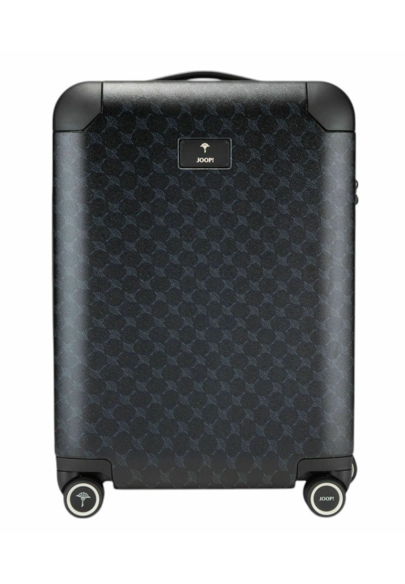 Valigia rigida nera con un motivo geometrico, una targhetta con il logo e quattro ruote per la mobilità. Superficie strutturata con dettagli robusti.