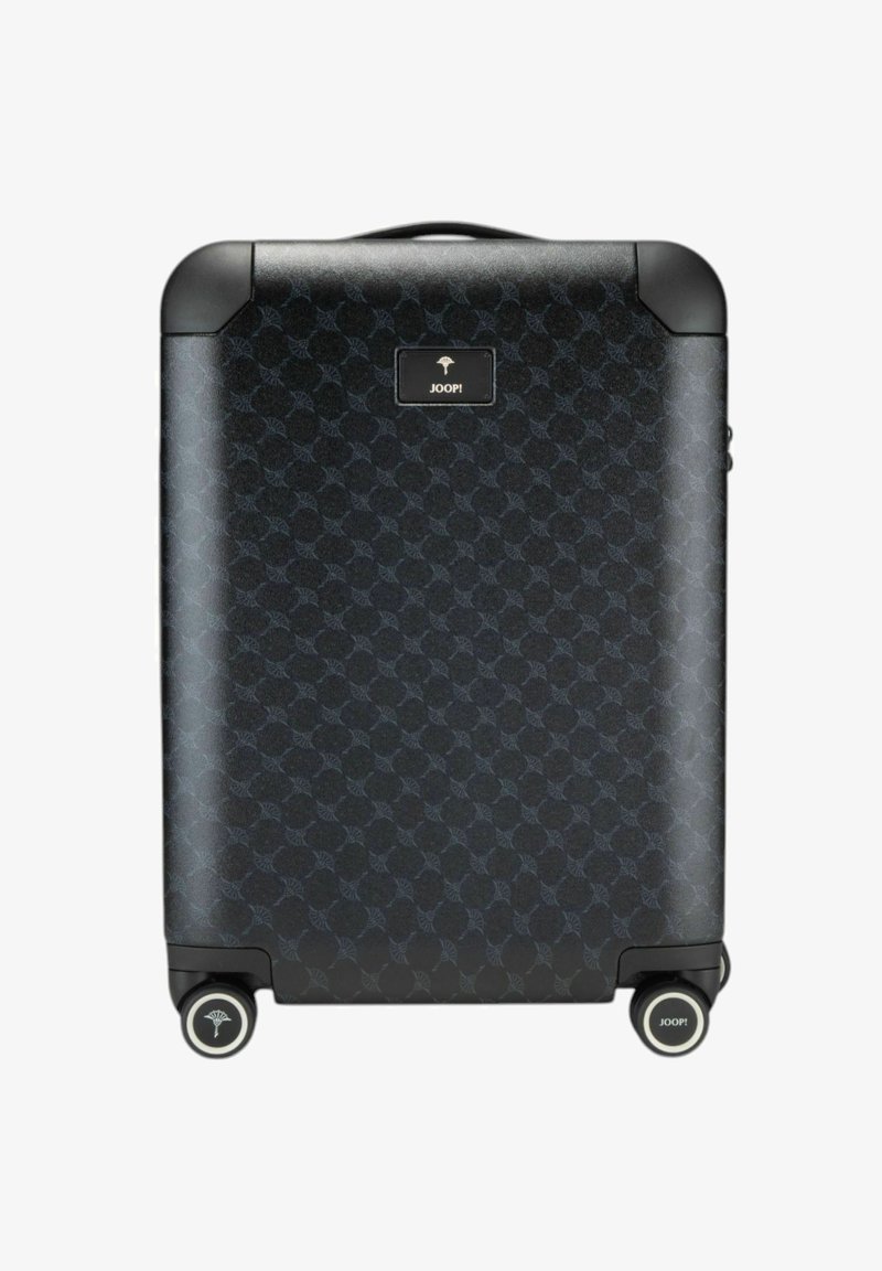 Valigia rigida nera con un motivo geometrico, una targhetta con il logo e quattro ruote per la mobilità. Superficie strutturata con dettagli robusti.