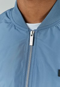 CLOSURE London LIGHT PADDED - Bomber bunda - dusk blue
