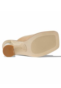 Beige hoge hak schoen met een ronde neus en een glad leren bovenwerk. De zool is plat met een ronde, lichtgekleurde hak. Maat gestempeld aan de onderkant.