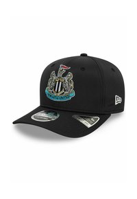 Schwarze Basecap mit gesticktem Newcastle United-Wappen, flachem Schirm und Snappverschluss für eine verstellbare Passform.
