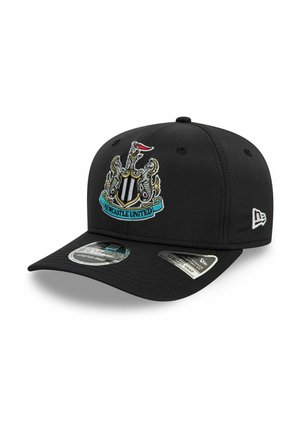 Schwarze Basecap mit gesticktem Newcastle United-Wappen, flachem Schirm und Snappverschluss für eine verstellbare Passform.