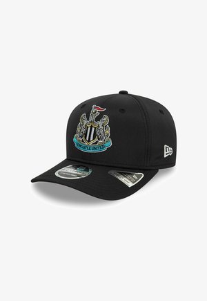 Schwarze Basecap mit gesticktem Newcastle United-Wappen, flachem Schirm und Snappverschluss für eine verstellbare Passform.