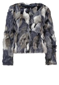 Veste en fausse fourrure à manches longues avec un motif tacheté gris, noir et blanc mélangé, sans col, avec une coupe courte et carrée.