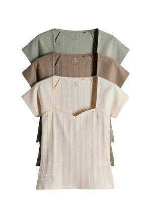 Drie kortemouws geribbelde gebreide shirts gestapeld, kleuren beige, bruin en saliegroen, met vierkante halslijnen op een witte achtergrond.