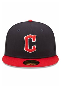 Cappello nero con visiera rossa, caratterizzato da una grande "C" ricamata in rosso contornata di bianco sul davanti. La texture del tessuto è liscia e la forma è strutturata.