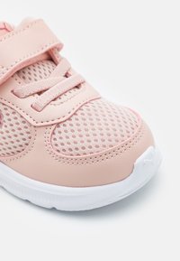 Rózsaszín sportcipő, hálós felsőrésszel, bőrkiegészítőkkel, fűzőkkel és tépőzáras pánttal, fehér talppal és texturált részletekkel.
