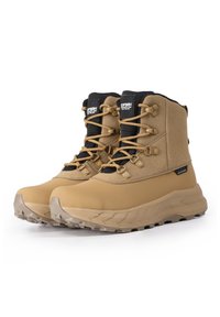 Botas de senderismo impermeables de color marrón, con una suela de goma resistente, cordones reforzados, acentos negros y superiores de tela texturizada para mayor durabilidad.