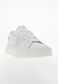 Białe sneakersy z teksturowanej skóry, gumową podeszwą i jasnoszarymi akcentami. Posiadają płaskie sznurowadła, wyściółkę kołnierza oraz logo na języku.