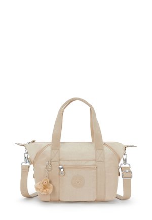 Borsa rettangolare beige con due manici, tasca anteriore con zip, tracolla removibile e un piccolo portachiavi a forma di scimmia di peluche attaccato.