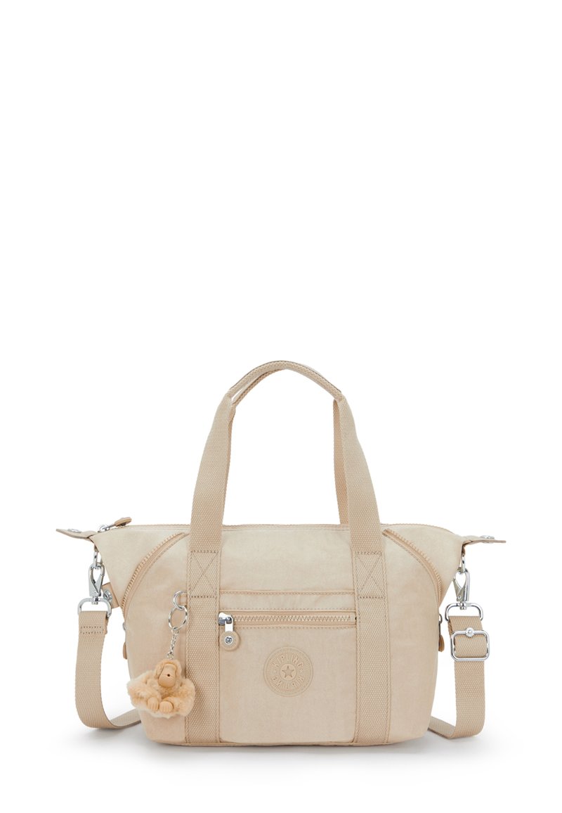 Borsa rettangolare beige con due manici, tasca anteriore con zip, tracolla removibile e un piccolo portachiavi a forma di scimmia di peluche attaccato.