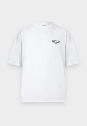 Weißes T-Shirt mit kurzen Ärmeln und dem Aufdruck "SHAPES OF HARMONY" sowie kleinen chinesischen Schriftzeichen auf der linken Brust.