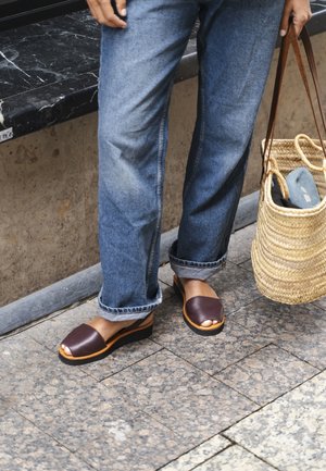 Minorquines, AVARCA PLATJA - Sandalen met sleehak - burgundy