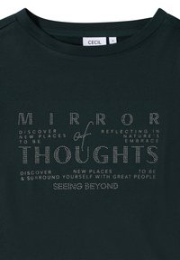 Dunkelgrünes T-Shirt mit Rundhals, das weißen Text und gepunktete Verzierungen aufweist, mit der Aufschrift "SPIEGEL der GEDANKEN" und verschiedenen Phrasen darunter.