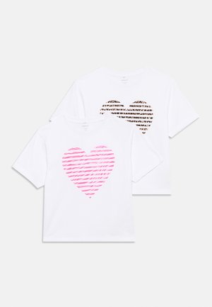 Δύο λευκά κοντομάνικα μπλουζάκια με μεγάλα ριγέ σχέδια καρδιάς, ένα με ροζ σχέδιο ζέβρας και ένα με καφέ σχέδιο λεοπαρ.