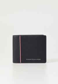 Billetera de cuero negra con superficie texturizada, que presenta una franja de acento roja y blanca y un logotipo de la marca en relieve. Diseño de doble pliegue.