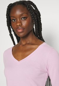 Levi's® V NECK BABY TEE - Långärmad tröja - pink lavender