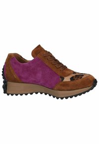 Sneaker sportiva con lacci, caratterizzata da pannelli in suede marrone e viola, accentuata da stampa leopardata, suola imbottita e battistrada in gomma nera testurizzata.