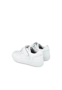 Zapatillas blancas de material sintético, con diseño de cordones, tira de velcro, detalles perforados y suela texturizada.