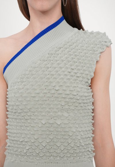Top asimetric de culoare gri deschis, din tricot, cu striaturi texturate și decolteu ribocat albastru. Dispune de mâneci scurte pe o latură și un finisaj neted.