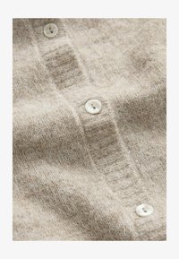 Valitud, neutral brown mole