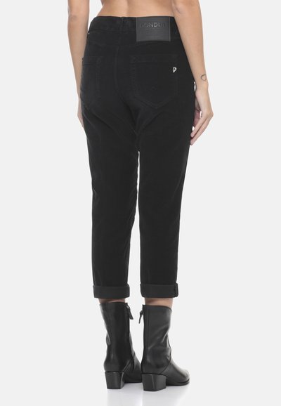 Pantaloni in denim nero con vita alta, orli arrotolati e una texture liscia. Presentano due tasche posteriori e un'etichetta con marchio sulla vita.