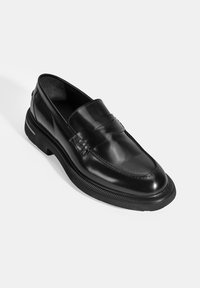 Schwarze Leder-Loafer mit einer glatten Oberfläche, versehen mit einem dekorativen Band an der Oberseite und einer strukturierten Gummisohle für besseren Halt.