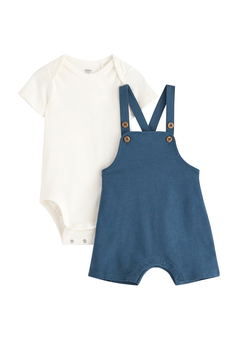 To-delt baby outfit: cremet kortærmet bodystocking og blå overalls med justerbare stropper, træknapper og trykknaplukninger i bunden.