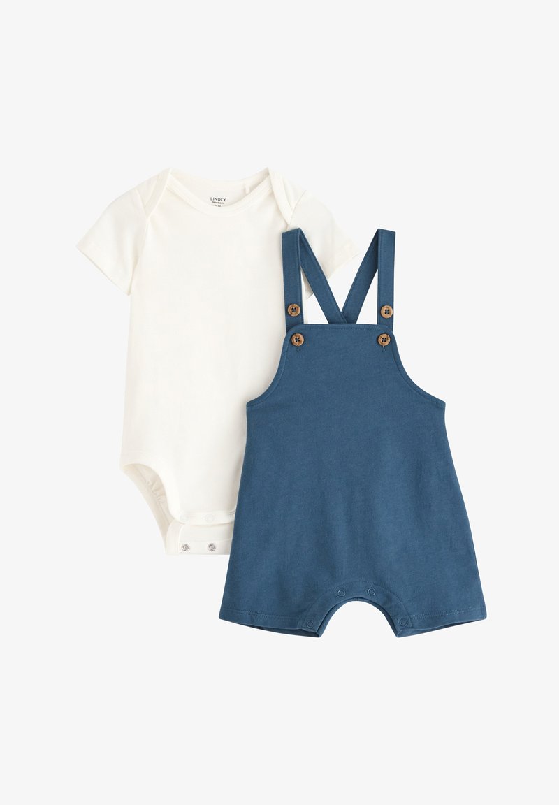 Ensemble pour bébé deux pièces : body crème à manches courtes et salopette bleue avec bretelles ajustables, boutons en bois et fermetures à pression en bas.