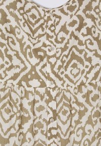 Abito a fantasia con un design ikat beige e bianco, scollatura rotonda e piccoli bottoni lungo il davanti, con una gonna effetto arricciato.