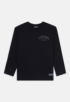 Sort langærmet crewneck-trøje med "VINGINO EST. 1997" trykt på brystet og en lille label tæt ved den nederste kant.