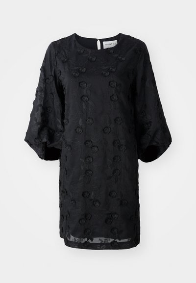 Rochie neagră cu un model texturat de broderie florală, decolteu rotund și mâneci scurte tip puff. Material ușor, cu o croială până la genunchi.