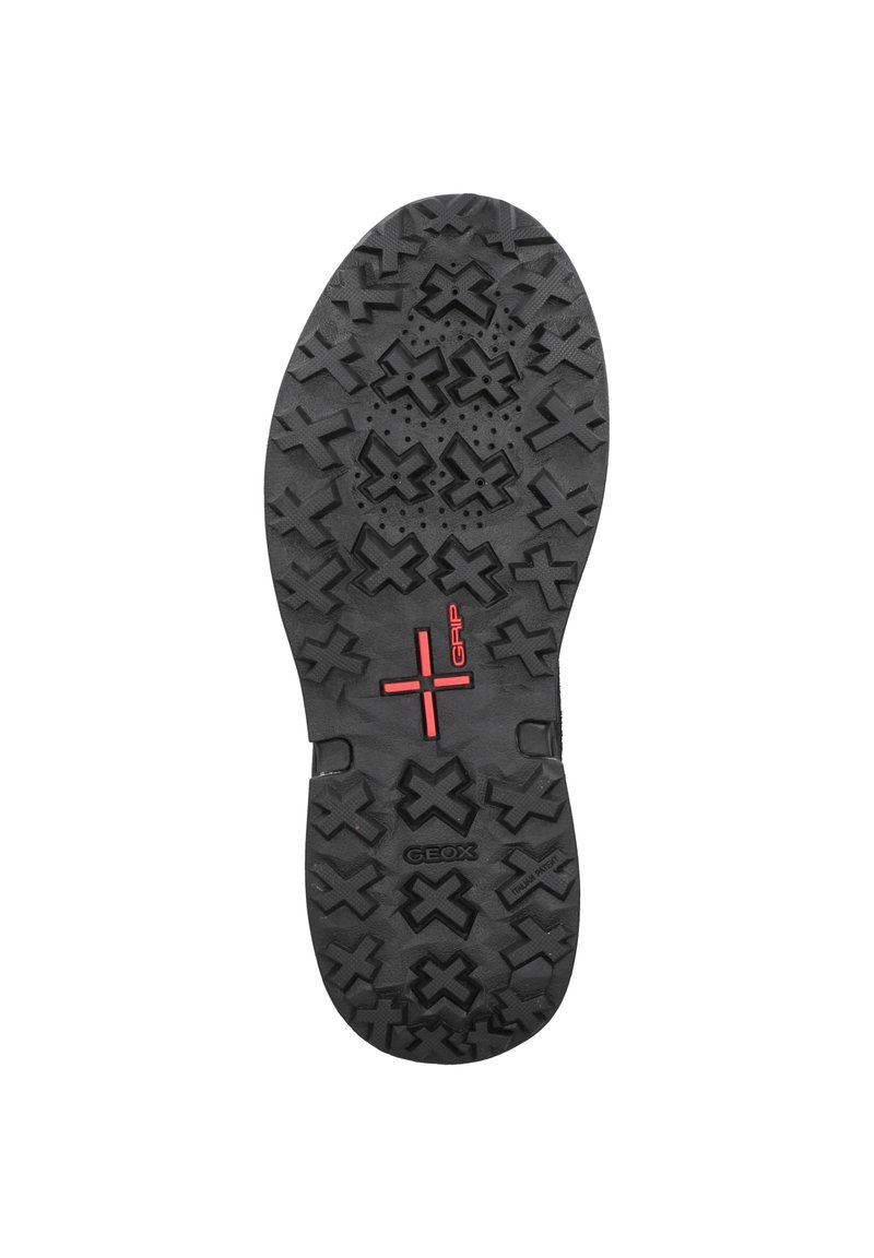 Schwarze Gummisohle mit einem strukturierten Grip-Muster, das dekorative Kreuzformen und rote Akzente aufweist. Beinhaltet die Markenbeschriftungen "GEOX" und "GRIP."