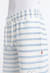 Gestreepte sweatshorts in wit en lichtblauw, met een elastische tailleband met koorden, zijzakken en een klein rood logo-label.