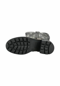 Zwarte rubberen laars met een gestructureerde loopvlakpatroon en een gladde afwerking. Heeft een bandaccent aan de bovenkant en een stevige constructie.